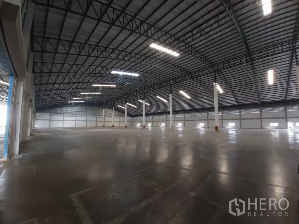 คลังสินค้า ให้เช่าในBang Bo, Samut Prakan - มุมเอียงของพื้นที่โล่งกับโครงหลังคาลึกภายในโกดัง