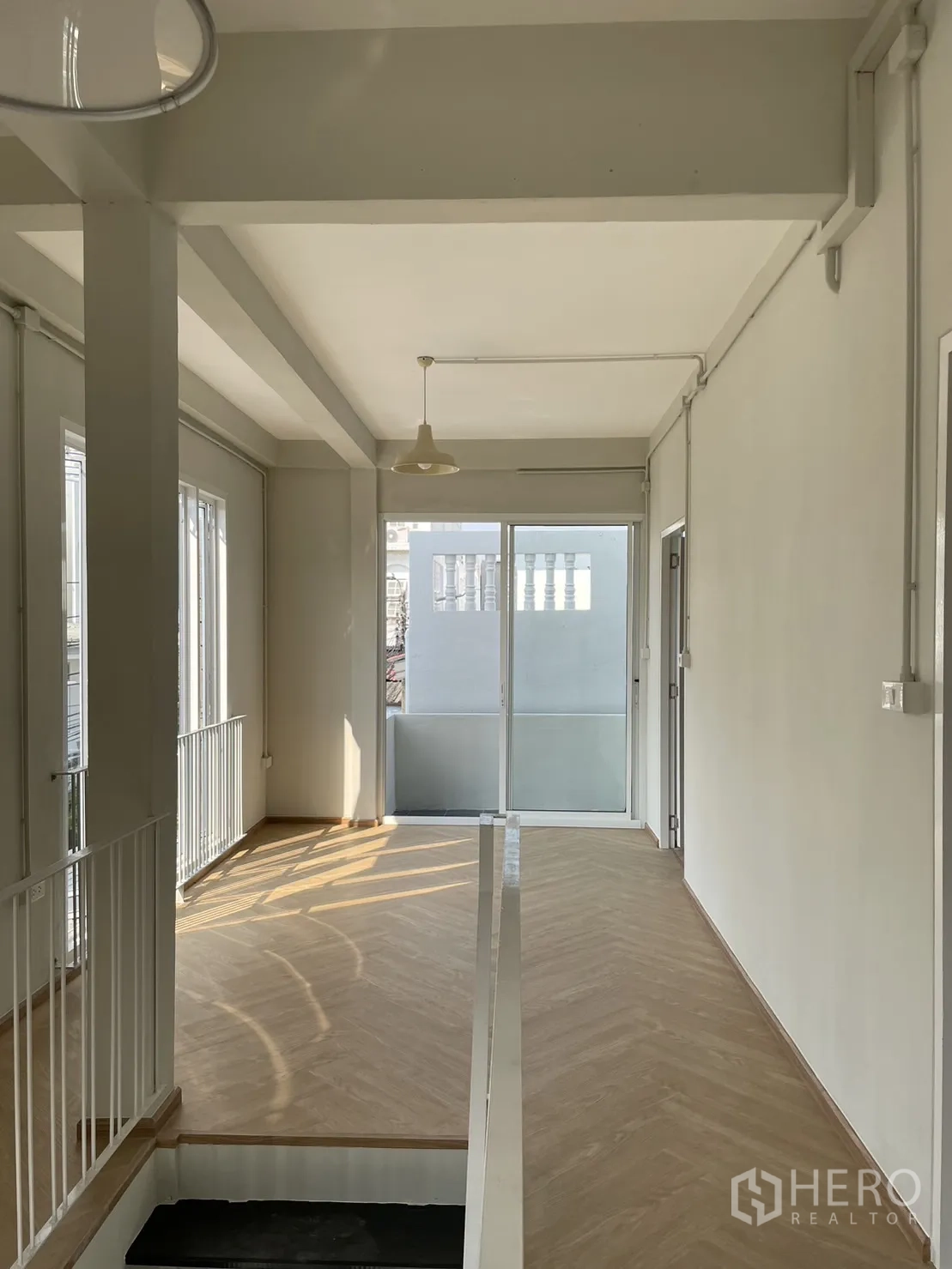 บ้าน ให้เช่าหรือขายในDin Daeng, Bangkok - โถงชั้นบนยาว พื้นลายก้างปลาและประตูกระจกออกระเบียง