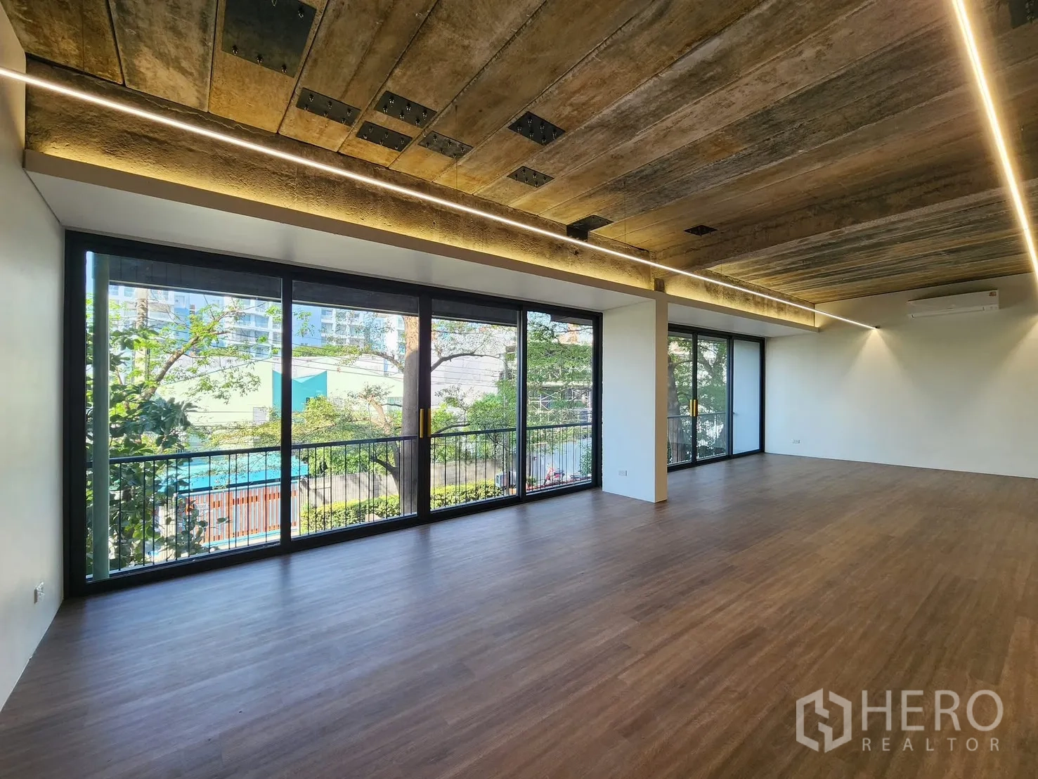 家庭办公室 for rent in Chatuchak, Bangkok - 转角办公室，落地窗与长阳台，树梢景观。