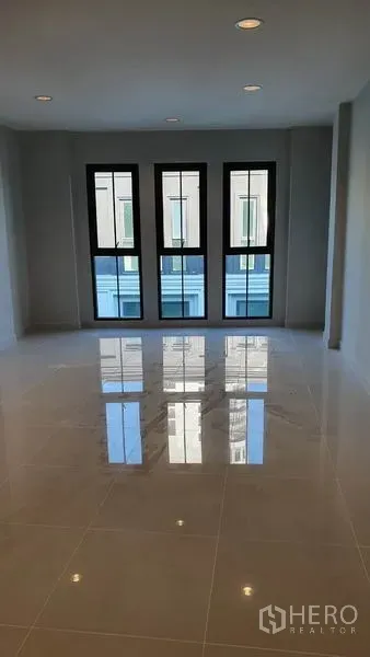 สำนักงานที่บ้าน ให้เช่าในSuan Luang, Bangkok - ห้องชั้นบนกว้างพร้อมหน้าต่างสูงสี่บานและไฟดาวน์ไลต์