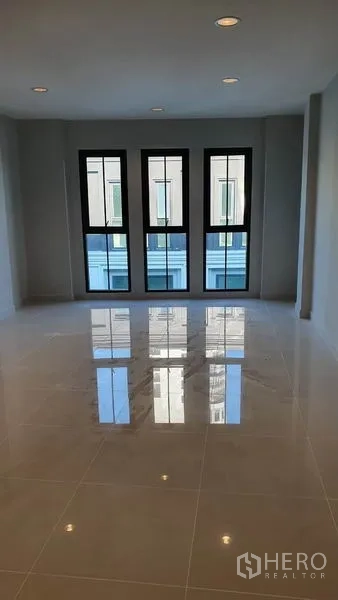 สำนักงานที่บ้าน ให้เช่าในSuan Luang, Bangkok - ห้องชั้นบนกว้างพร้อมหน้าต่างสูงสี่บานและไฟดาวน์ไลต์