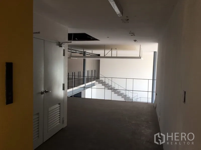 คลังสินค้า ให้เช่าในSaphan Sung, Bangkok - โถงชั้นบนมองเห็นโถงกลาง บันได และราวกันตก