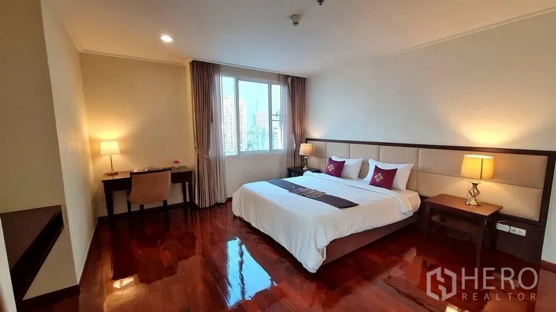 อพาร์ทเมนท์ ให้เช่าในWatthana, Bangkok - ห้องนอนเตียงคิง ไฟหัวเตียง และหน้าต่างกรอบวิวเมืองกรุงเทพฯ