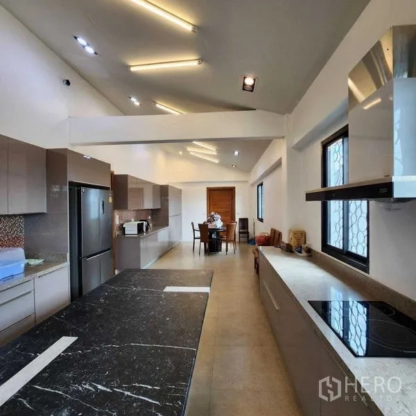 บ้าน ขายในPhra Khanong, Bangkok - ห้องครัวสไตล์แกลลี เคาน์เตอร์ไอส์แลนด์หินอ่อน ตู้บิวท์อิน และโซนรับประทานอาหารด้านใน