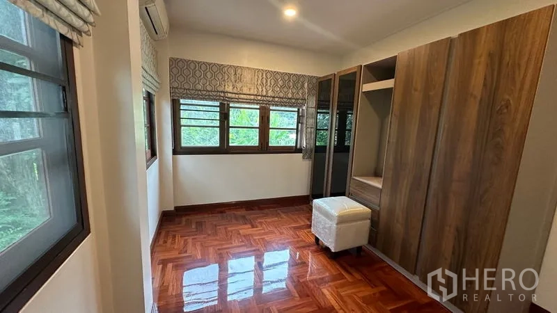 独立式住宅 出租在Watthana, Bangkok - 角间卧室，衣柜与多扇窗并配空调。