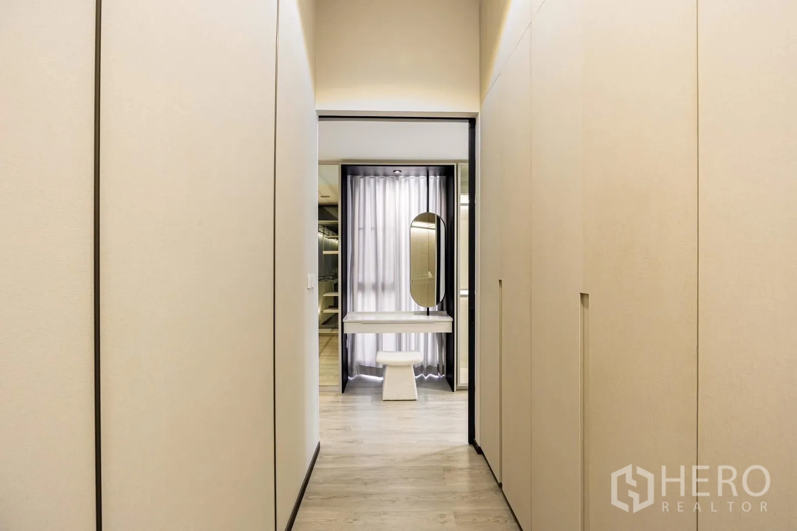 独栋房屋 for rent or sale in Saphan Sung, Bangkok - 步入式衣帽间走廊通向带镜面的梳妆台与窗帘。