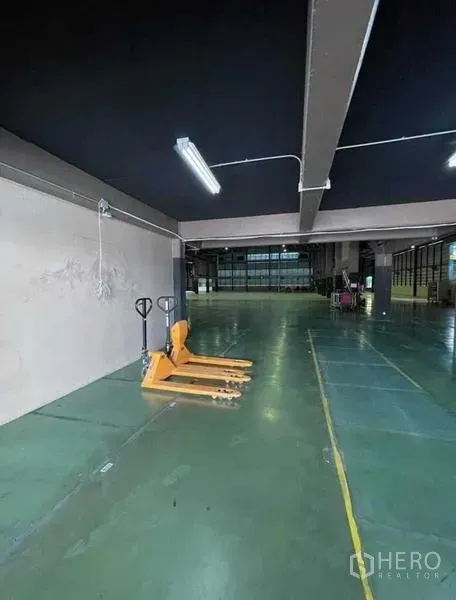 货栈 出租在Si Racha, Chon Buri - 仓库内地面作业区，配手动托盘车和条形照明