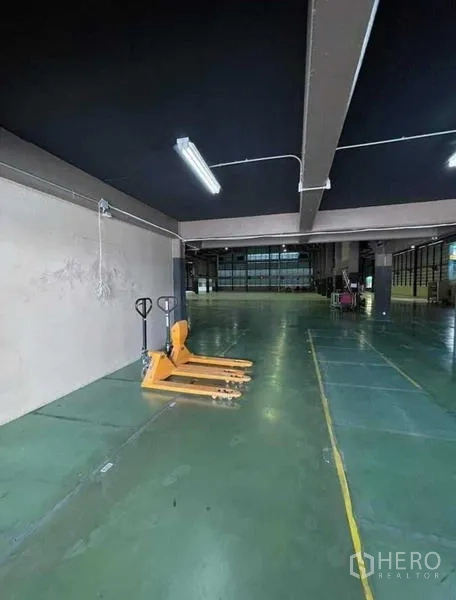 货栈 出租在Si Racha, Chon Buri - 仓库内地面作业区，配手动托盘车和条形照明