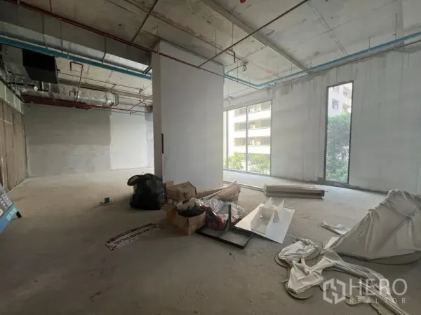 พื้นที่ขายปลีก ให้เช่าในKhlong Toei, Bangkok - พื้นที่ค้าปลีกโล่งพื้นคอนกรีต หน้าต่างบานใหญ่ มองเห็นอาคารรอบข้าง