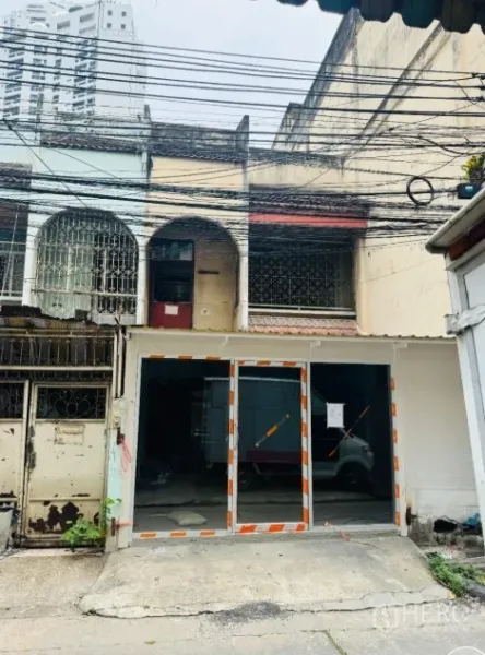 ทาวน์เฮาส์ ให้เช่า - ทาวน์เฮ้าส์เพื่อการพาณิชย์สองชั้นติดถนน พร้อมหน้าร้านกระจกบานเลื่อนและทางเข้าในย่านสุขุมวิท