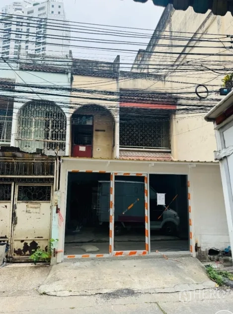 ทาวน์เฮาส์ ให้เช่า - ทาวน์เฮ้าส์เพื่อการพาณิชย์สองชั้นติดถนน พร้อมหน้าร้านกระจกบานเลื่อนและทางเข้าในย่านสุขุมวิท