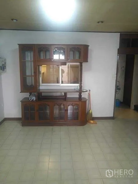ทาวน์เฮาส์ ให้เช่า - พื้นที่รับประทานอาหารพร้อมตู้โชว์ไม้คลาสสิกและพื้นกระเบื้อง