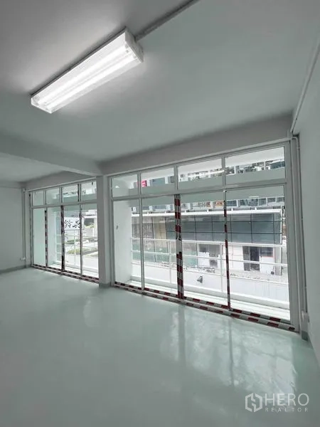 อาคารพาณิชย์ ให้เช่าในKhlong Toei, Bangkok - ชั้นบนพร้อมประตูกระจกบานเลื่อนสูงจรดเพดาน มองเห็นวิวถนนด้านหน้า