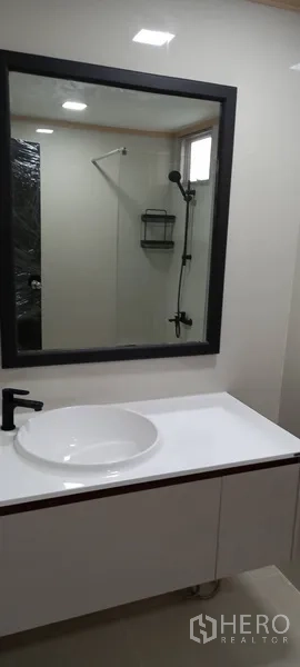 公寓 出租在Watthana, Bangkok - 简洁浴室台面，圆形面盆与大镜子。