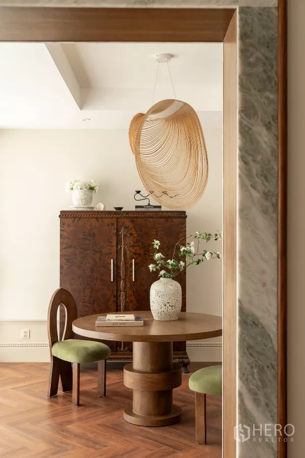 带办公室的家 出售在Phra Khanong, Bangkok - 时尚会客角，圆桌、雕塑感吊灯与复古柜。