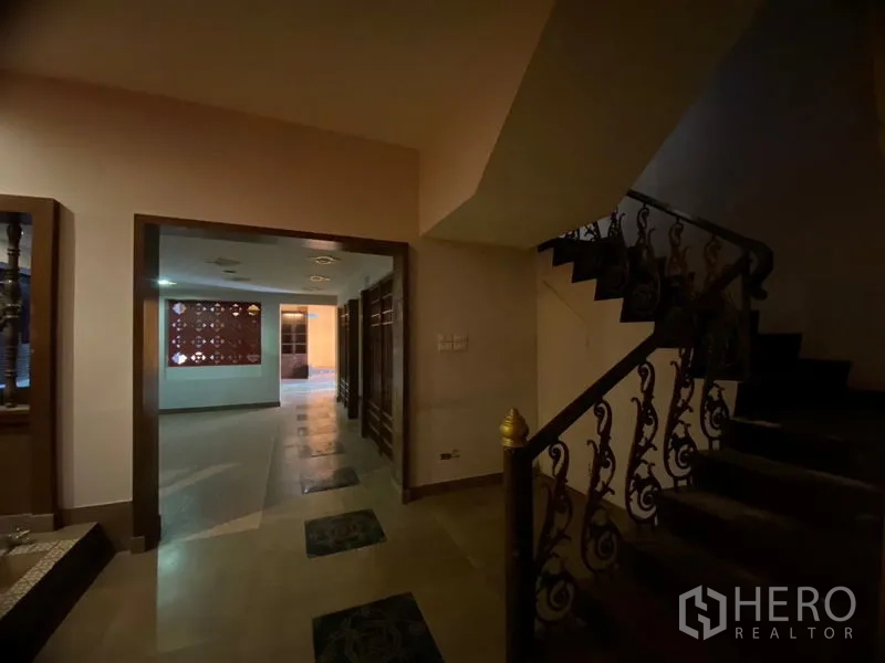 พื้นที่ขายปลีก ให้เช่าในWatthana, Bangkok - บันไดเหล็กดัดติดกับโถงร้านค้าเปิดโล่ง