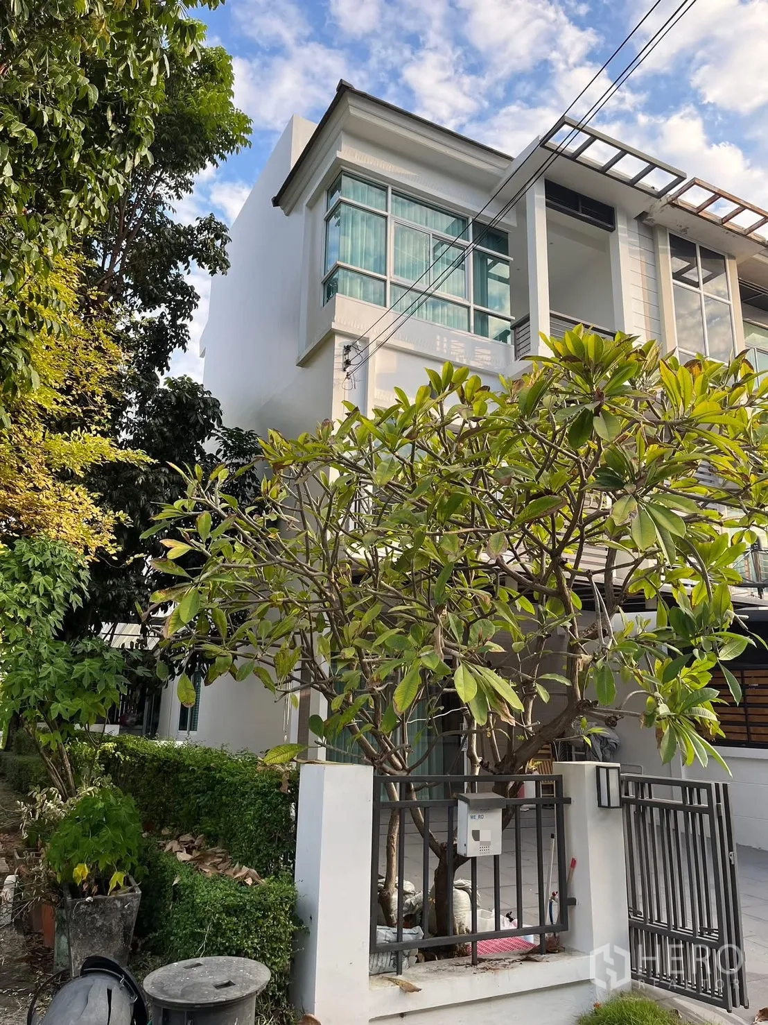 联排别墅 出租在Prawet, Bangkok - 转角三层联排外立面，带小院与大门