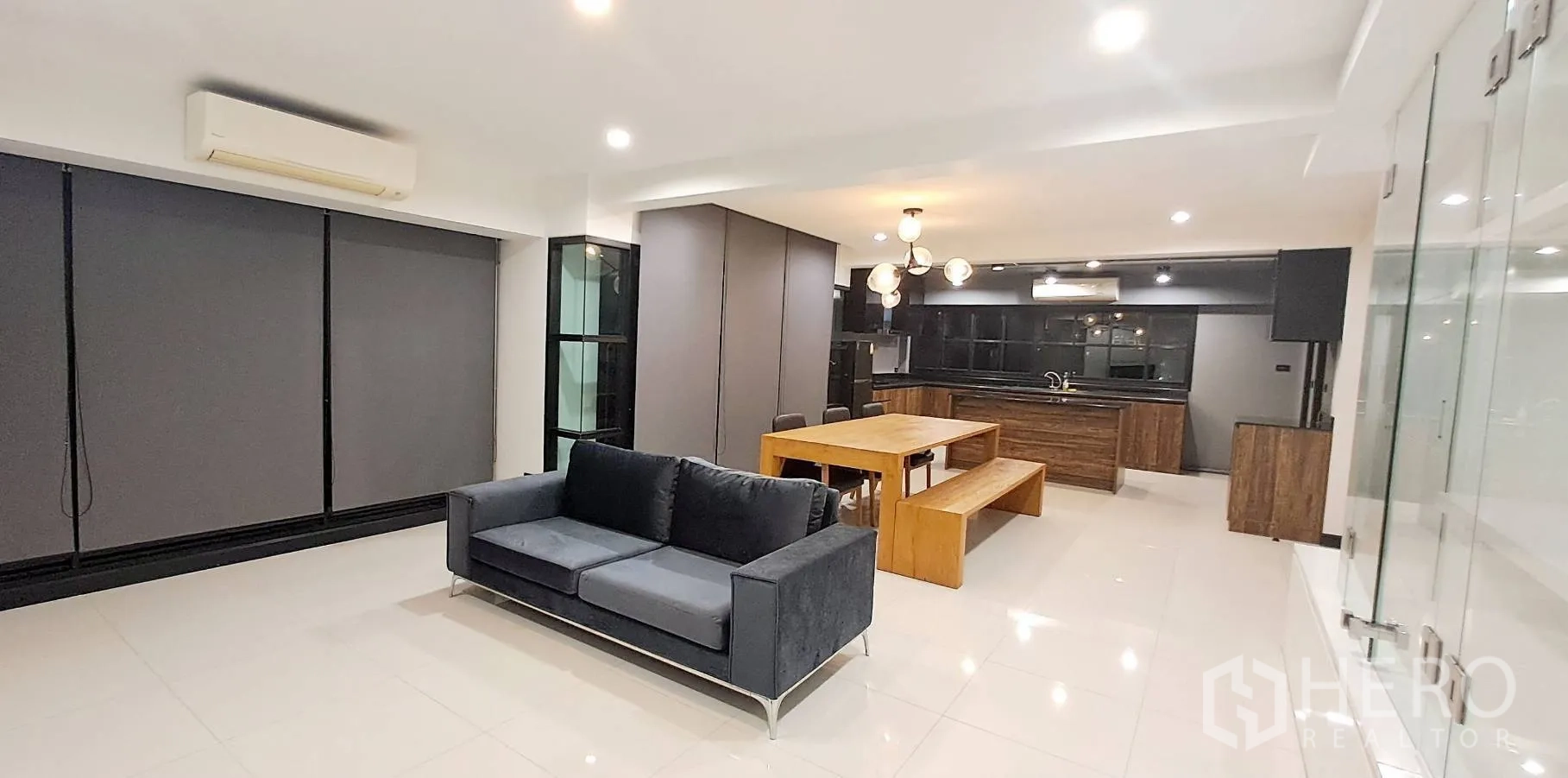 Apartment for rent in Phra Khanong, Bangkok - Corner room with wrap-around windows and neighborhood view.