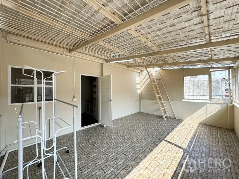 ทาวน์เฮาส์ ให้เช่าหรือขายในSuan Luang, Bangkok - ดาดฟ้าปกคลุมปูกระเบื้อง พร้อมบันไดและพื้นที่ซักล้าง