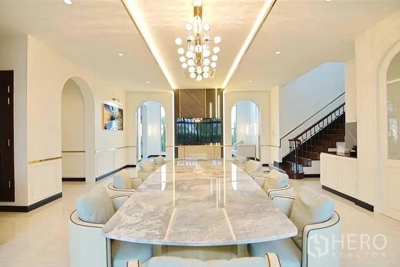 บ้าน ขายในLat Krabang, Bangkok - มุมโต๊ะอาหารหินอ่อนขนาดใหญ่และโคมระย้าคู่