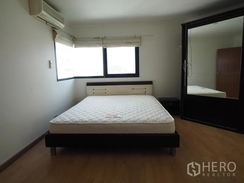 公寓 出租在Sathon, Bangkok - 客卧配床、空调与通顶镜面衣柜。