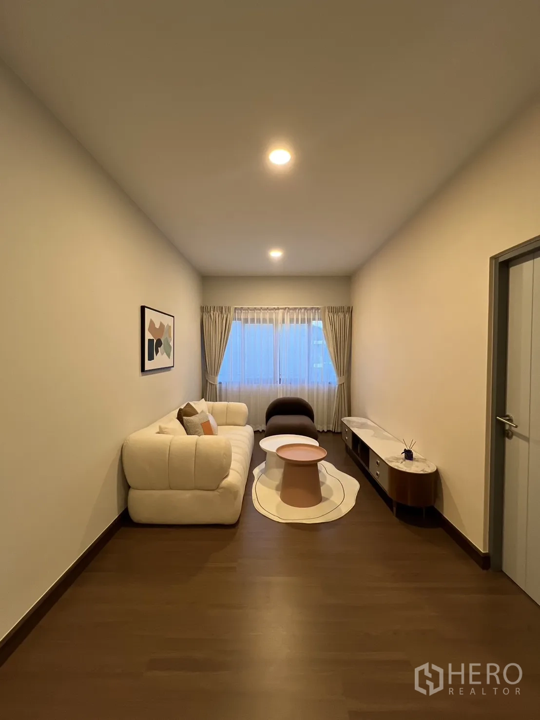 บ้าน ให้เช่าในBang Phli, Samut Prakan - ห้องนั่งเล่นชั้นบน โซฟาและโต๊ะกลาง พื้นไม้สีน้ำตาล