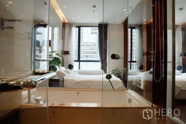 公寓 出租或出售 - 玻璃围合的浴室与浴缸，对望落地窗卧室。