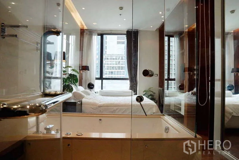 公寓 出租或出售 - 玻璃围合的浴室与浴缸，对望落地窗卧室。