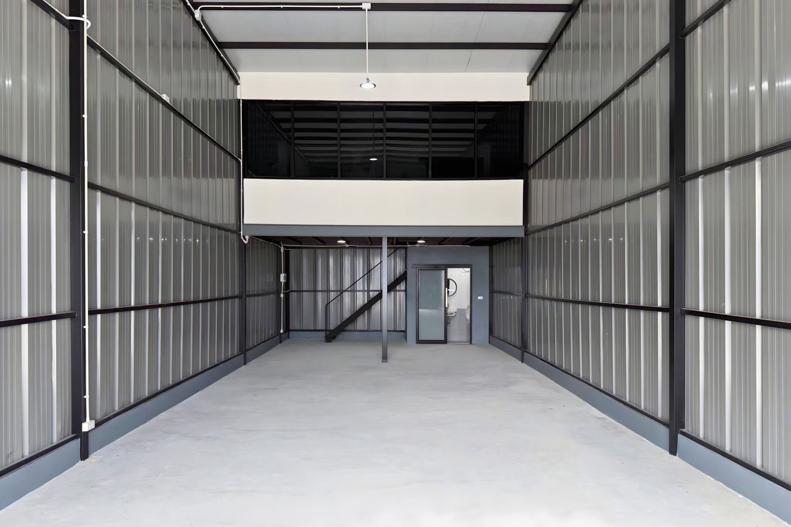 คลังสินค้า ให้เช่าในBang Phli, Samut Prakan - ภายในโกดังเพดานสูง โครงเหล็ก มีชั้นลอย บันได พื้นคอนกรีต และห้องน้ำส่วนตัว