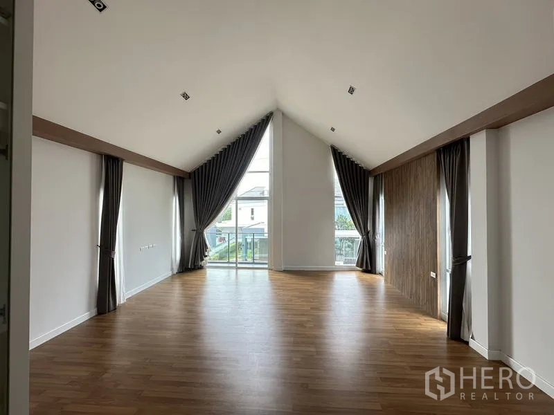 บ้าน ขายในLam Luk Ka, Pathum Thani - ห้องน้ำหลักสว่าง ผนังกระเบื้องสีขาว พร้อมฝักบัวและอ่างล้างหน้า