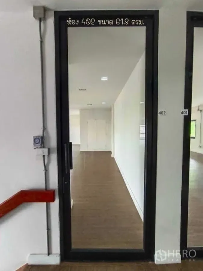 办公空间 出租在Phaya Thai, Bangkok - 办公室402玻璃入户门，可见内部开放工作区。