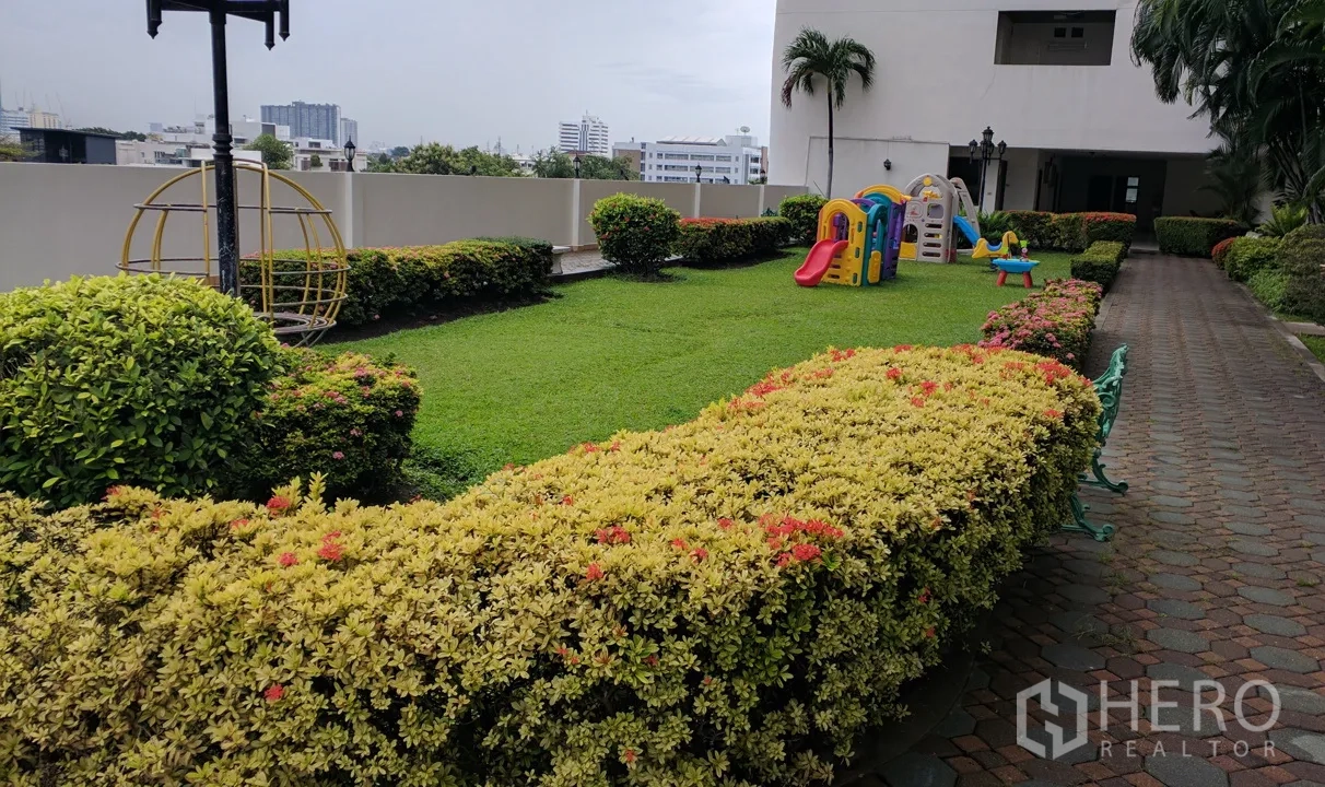 公寓 出租或出售在Watthana, Bangkok - 公共花园草坪设有儿童游乐场与长椅