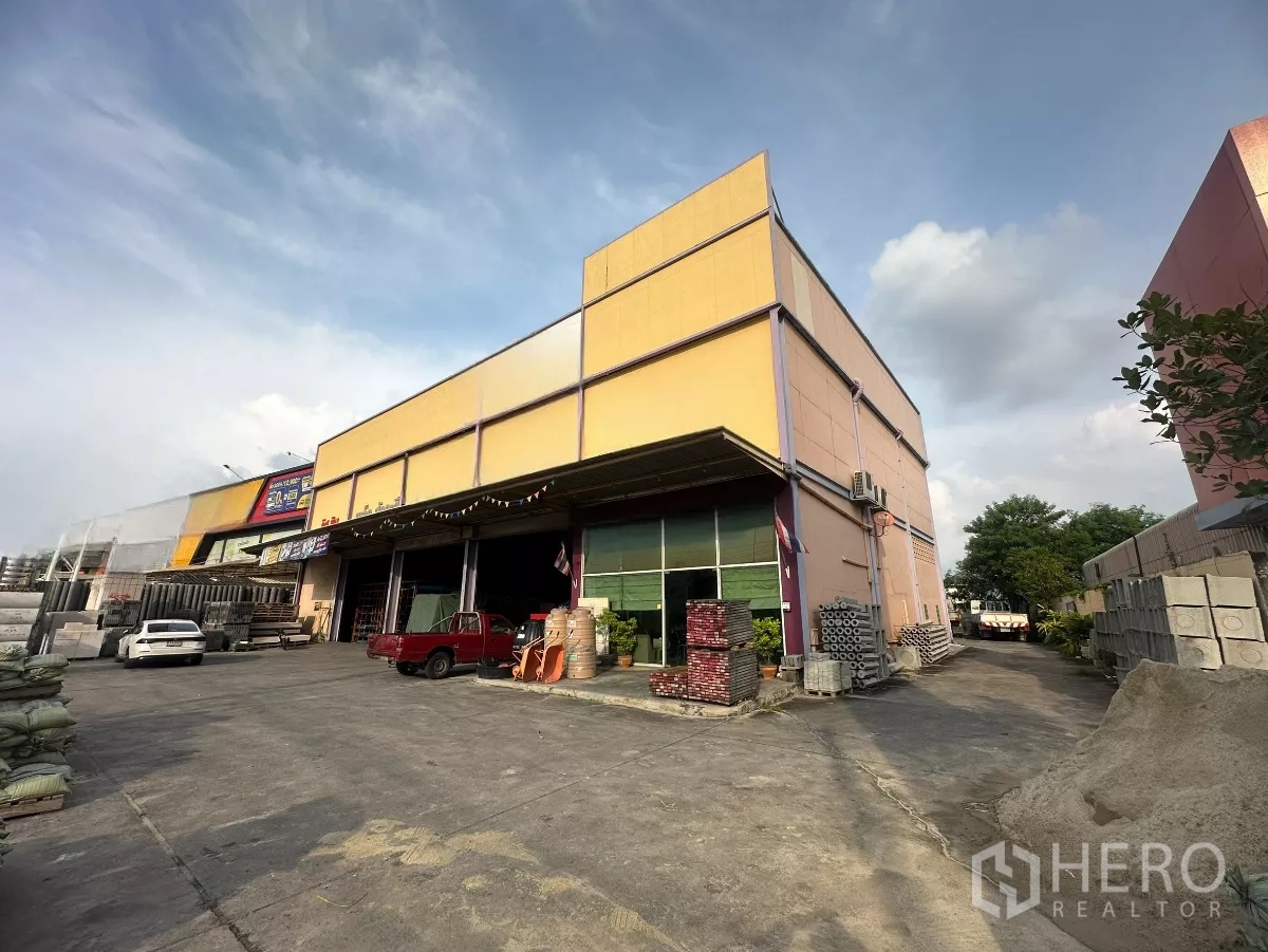 Warehouse for rent in Mueang Nonthaburi, Nonthaburi - Street-front industrial warehouse with wide driveway, loading bays and on-site parking in Mueang Nonthaburi.