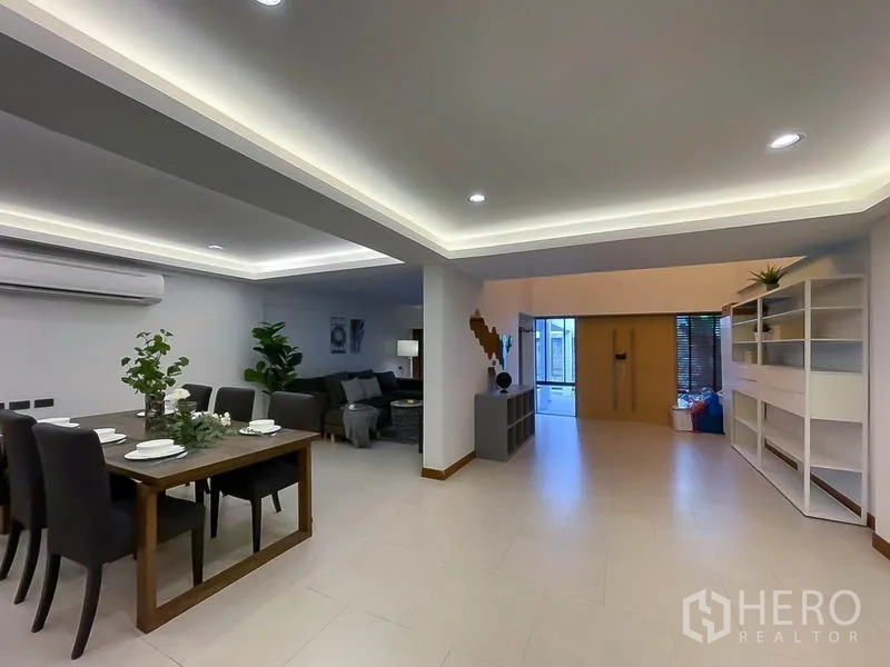 ทาวน์เฮาส์ ให้เช่าในKhlong Toei, Bangkok - พื้นที่รับประทานอาหารและนั่งเล่นแบบโอเพ่น พร้อมไฟฝังฝ้าและชั้นวาง