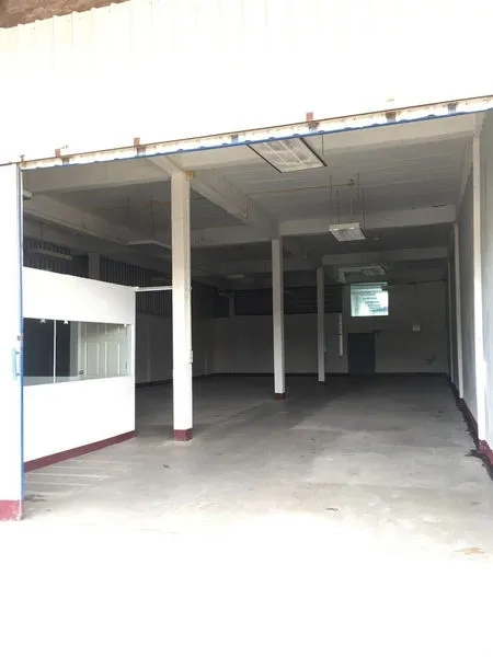 คลังสินค้า ให้เช่าในBueng Kum, Bangkok - ช่องทางเข้าเปิดกว้าง เผยพื้นที่เก็บของแบบ span กว้างและส่วนออฟฟิศภายใน