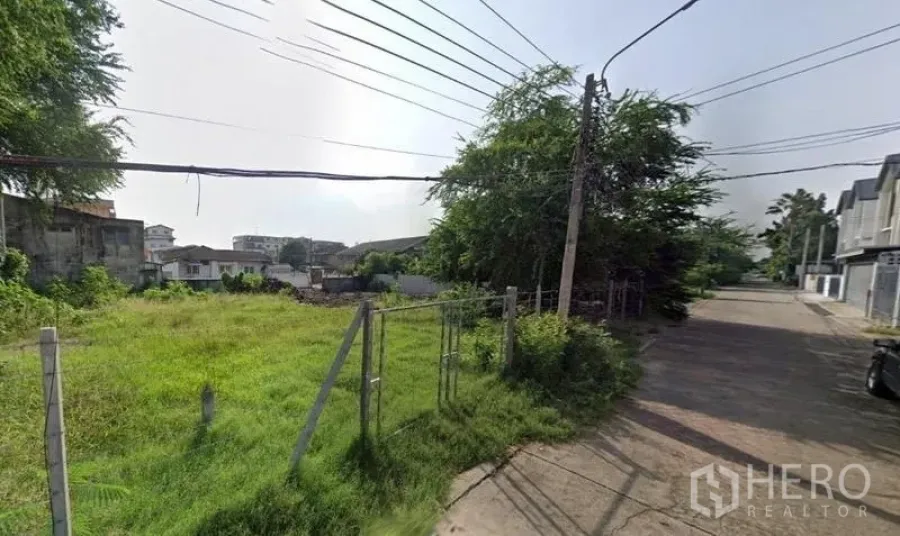 ที่ดิน ให้เช่าในKhlong Toei, Bangkok - มุมมองมุมแปลง ติดถนนคอนกรีต มีเสาไฟและสายไฟ เขตคลองเตย