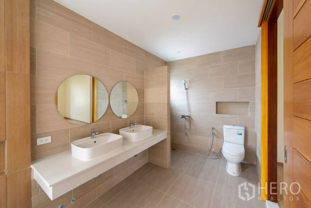 联排别墅 出售在Lat Phrao, Bangkok - 大浴室，双台盆、圆镜与独立淋浴区