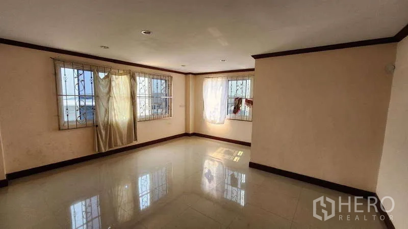 Factory for rent in Pak Kret, Nonthaburi - Quiet tiled room with single window, ready for fit-out