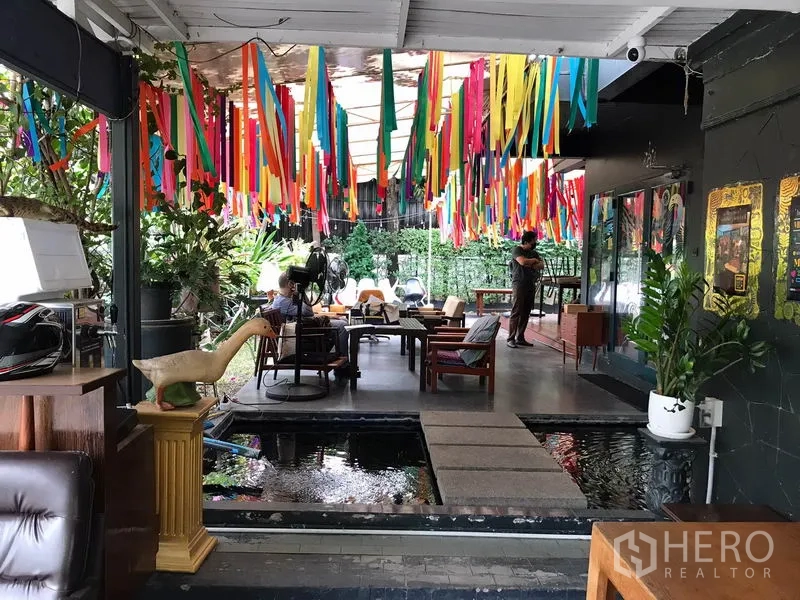 พื้นที่ขายปลีก ให้เช่าในWatthana, Bangkok - ที่นั่งกึ่งเอาต์ดอร์ข้างสระน้ำตื้น พร้อมริบบิ้นแขวนเหนือศีรษะ