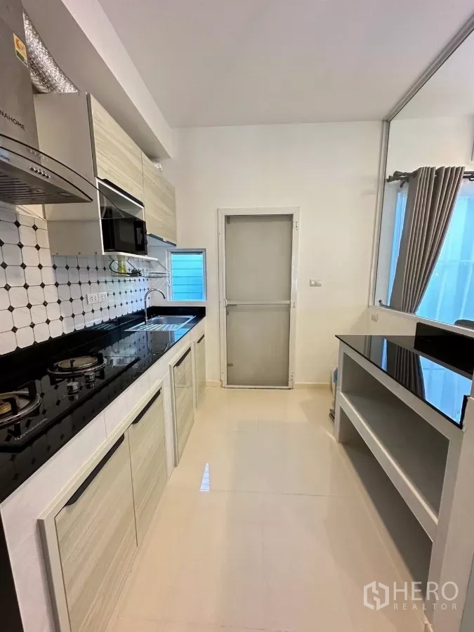 ทาวน์เฮาส์ ให้เช่าในBang Phli, Samut Prakan - ครัวสไตล์แกลเลย์ เตาแก๊ส เครื่องดูดควัน ไมโครเวฟ และท็อปหินสีดำ