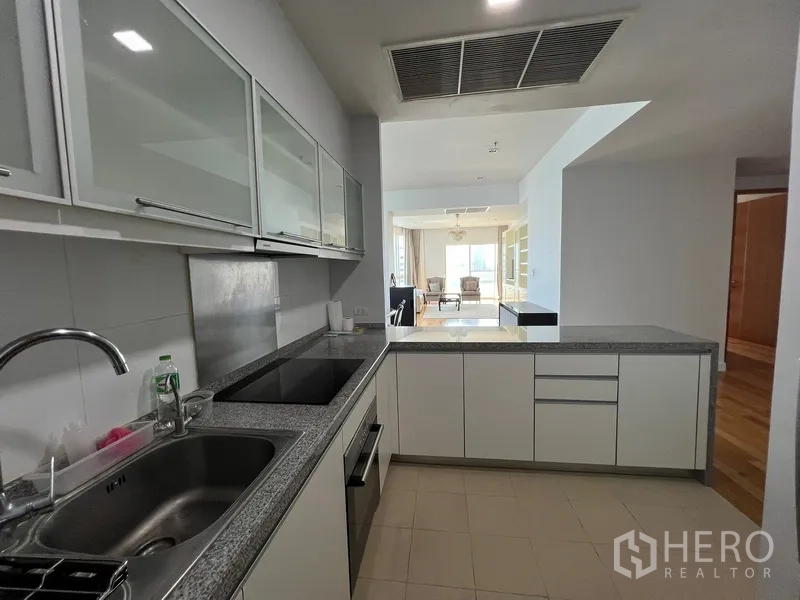 คอนโด ให้เช่าในKhlong Toei, Bangkok - ครัวแบบกึ่งเปิด พร้อมเคาน์เตอร์บาร์ มองออกไปยังพื้นที่นั่งเล่น