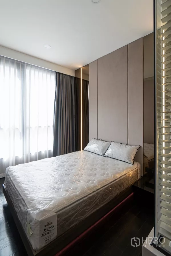 公寓 出租在Watthana, Bangkok - 温馨卧室，采光良好，遮光窗帘与软包床头。