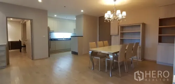 คอนโด ให้เช่าในKhlong Toei, Bangkok - พื้นที่รับประทานอาหารสว่างโปร่ง โต๊ะที่นั่งหกที่ ใกล้ครัวบิวท์อินโทนขาว