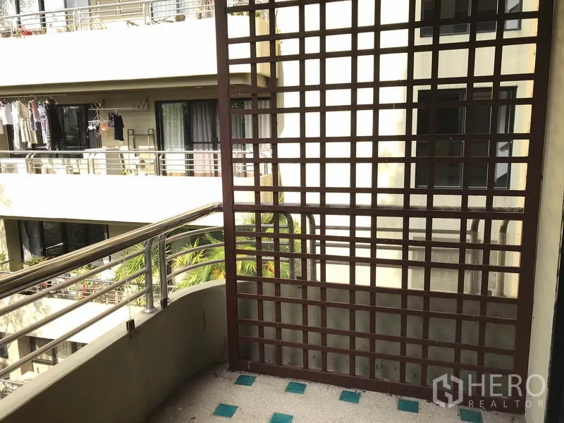 Condominium for rent in Sathon, Bangkok - Small balcony with lattice privacy screen and steel railings.