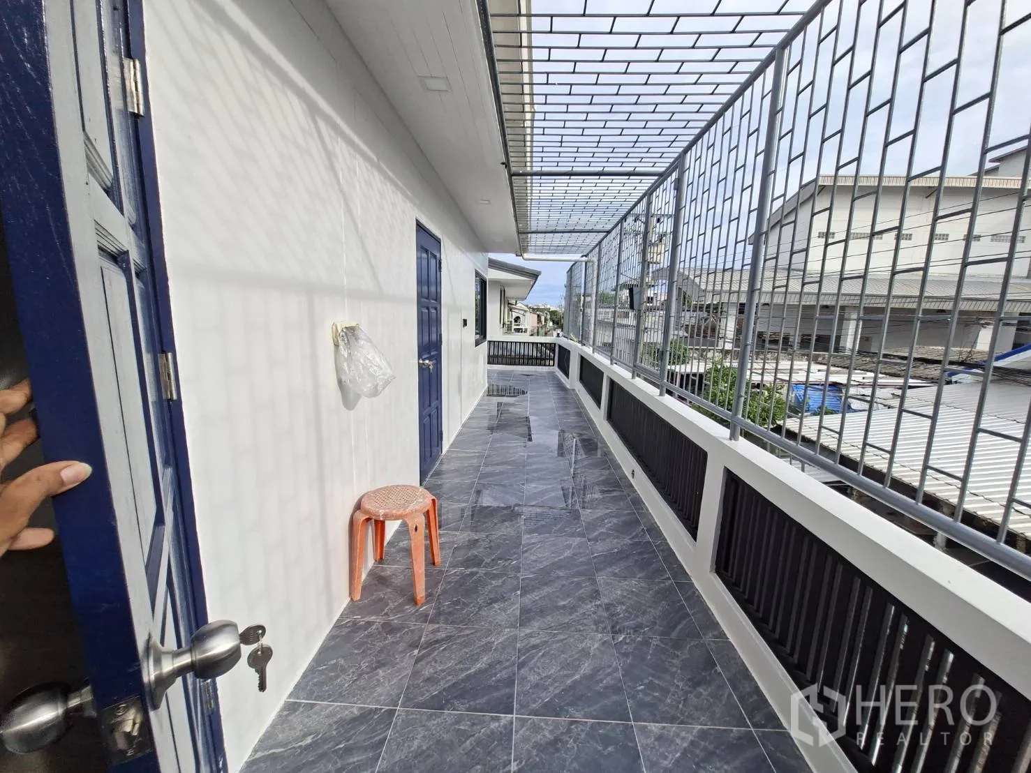 家庭办公室 for rent in Phra Khanong, Bangkok - 二层外走道，铺砖并设金属护栏。