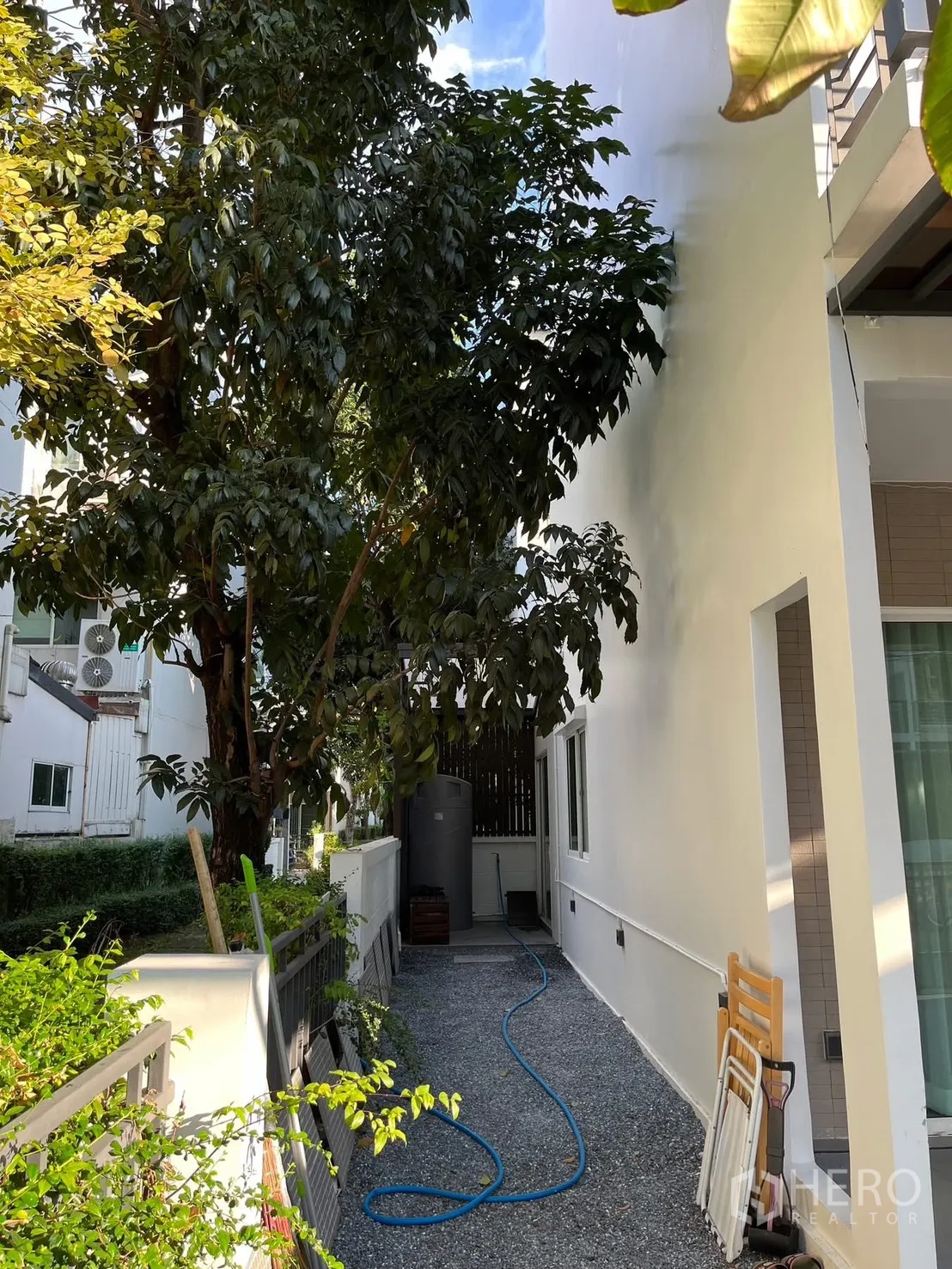 ทาวน์เฮาส์ ให้เช่าในPrawet, Bangkok - ลานข้างบ้านทางเดินโรยกรวด มีต้นไม้ใหญ่และแท็งก์น้ำ