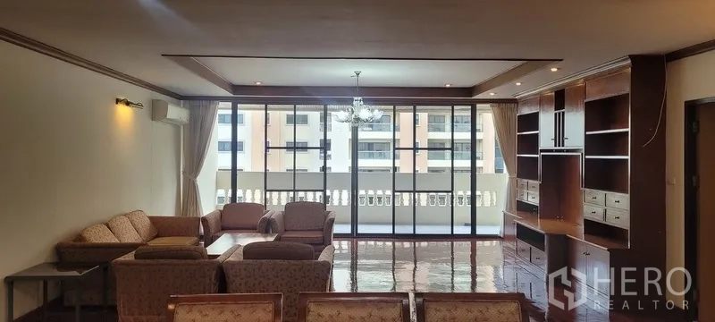 คอนโด ให้เช่าในWatthana, Bangkok - ห้องนั่งเล่นเปิดโล่ง ตู้บิวท์อิน โซฟา และประตูกระจกสูงเปิดสู่ระเบียง