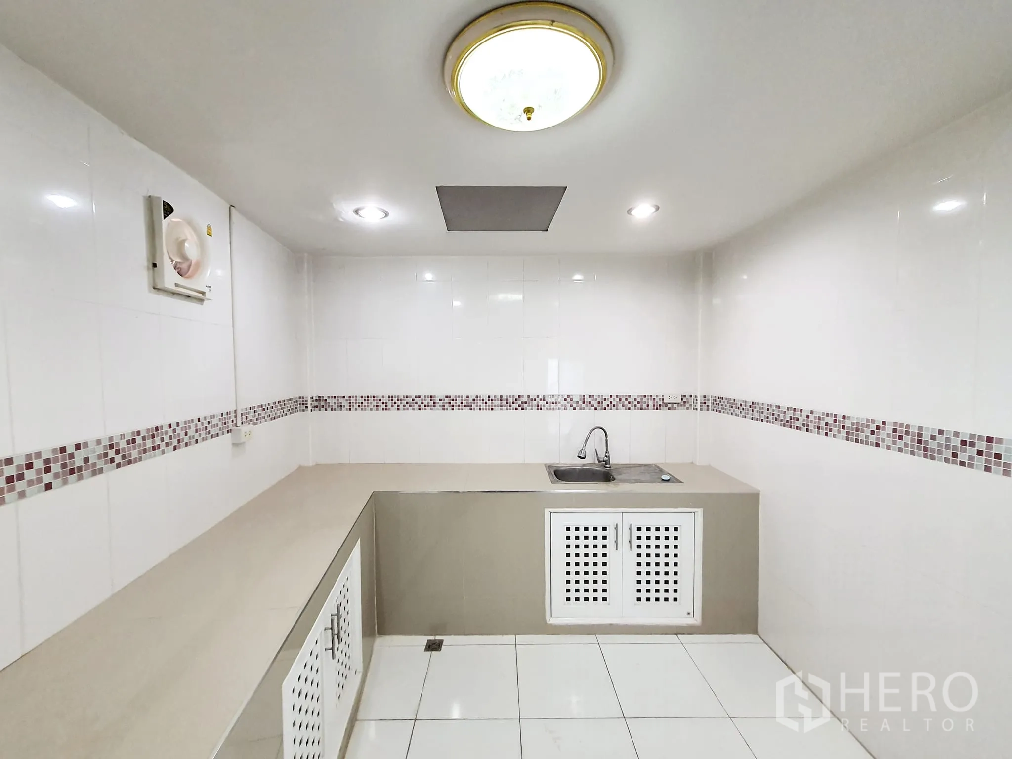 สำนักงานที่บ้าน ให้เช่าในKhlong Toei, Bangkok - ครัวปูกระเบื้อง เคาน์เตอร์ยาว อ่างล้างจาน คาดโมเสก และพัดลมดูดอากาศ