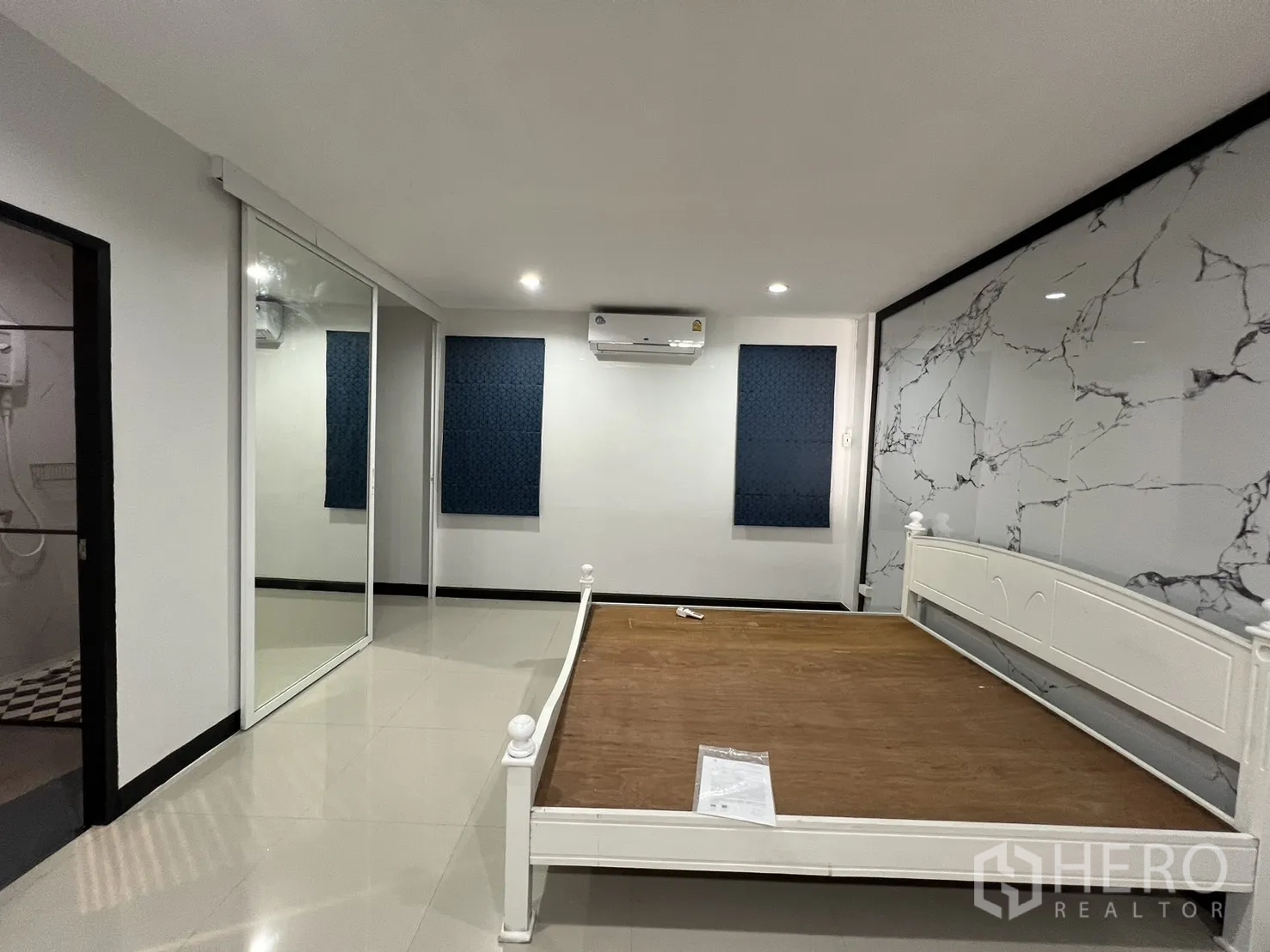 ทาวน์เฮาส์ for rent in Watthana, Bangkok - ห้องนอนเตียงสีขาว ผนังจุดเด่นลายหินอ่อน แอร์ และตู้เสื้อผ้าบานกระจก