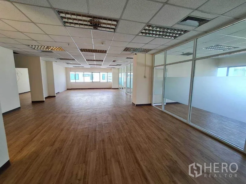 สำนักงาน ให้เช่าในWatthana, Bangkok - โซนสำนักงานกว้าง มีหน้าต่างสองด้านและผนังกระจกฝั่งขวา
